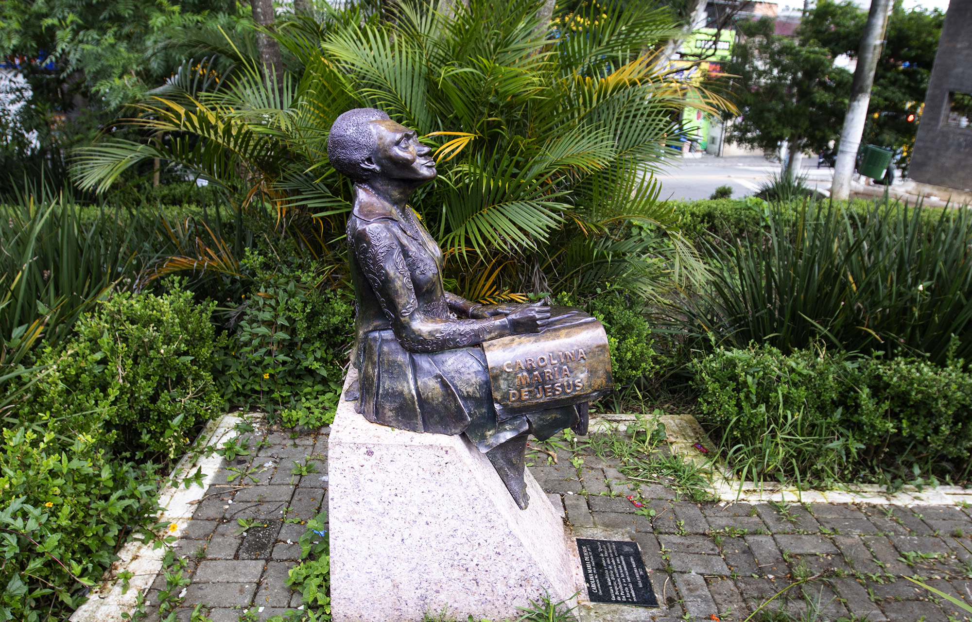 Escultura em bronze da escritora Carolina Maria de Jesus, A obra, de autoria de Néia Ferreira Martins, está instalada na Praça Júlio César de Campos, Parelheiros. Foto: Jose Cordeiro/SPTuris
