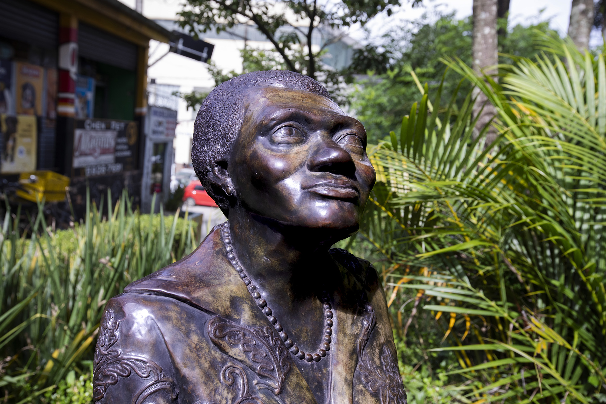 Escultura em bronze da escritora Carolina Maria de Jesus, A obra, de autoria de Néia Ferreira Martins, está instalada na Praça Júlio César de Campos, Parelheiros. Foto: Jose Cordeiro/SPTuris