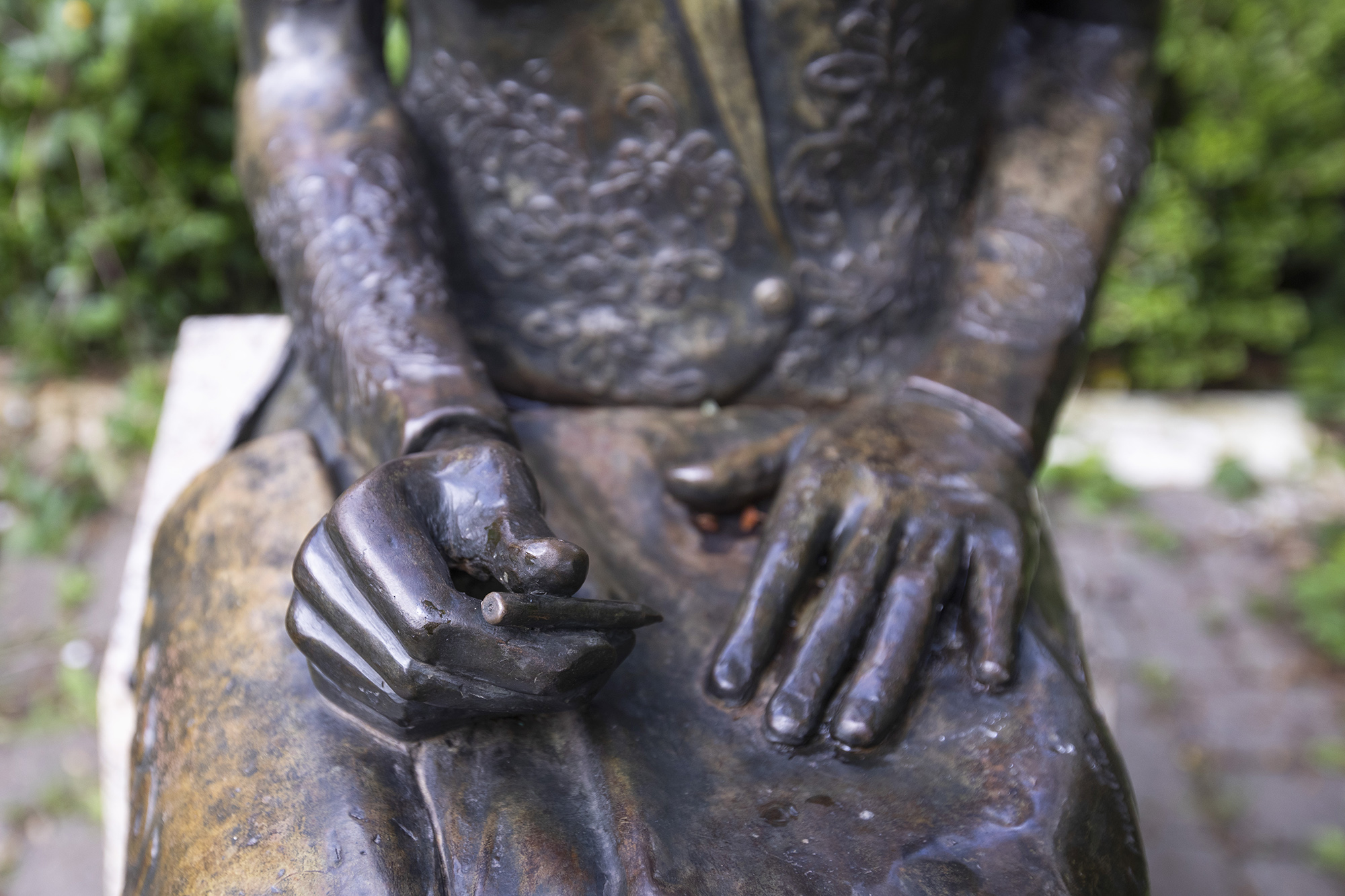 Escultura em bronze da escritora Carolina Maria de Jesus, A obra, de autoria de Néia Ferreira Martins, está instalada na Praça Júlio César de Campos, Parelheiros. Foto: Jose Cordeiro/SPTuris