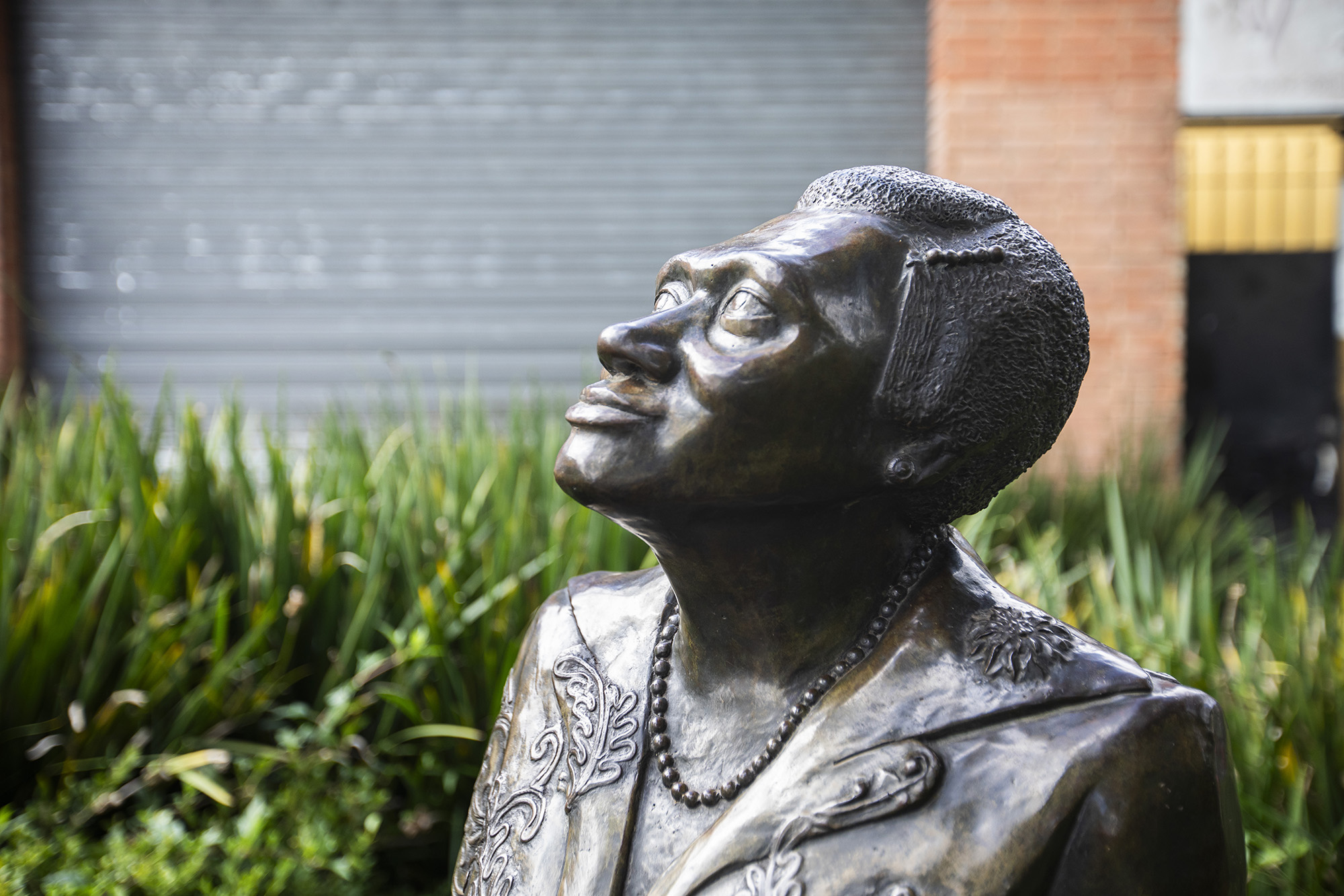 Escultura em bronze da escritora Carolina Maria de Jesus, A obra, de autoria de Néia Ferreira Martins, está instalada na Praça Júlio César de Campos, Parelheiros. Foto: Jose Cordeiro/SPTuris