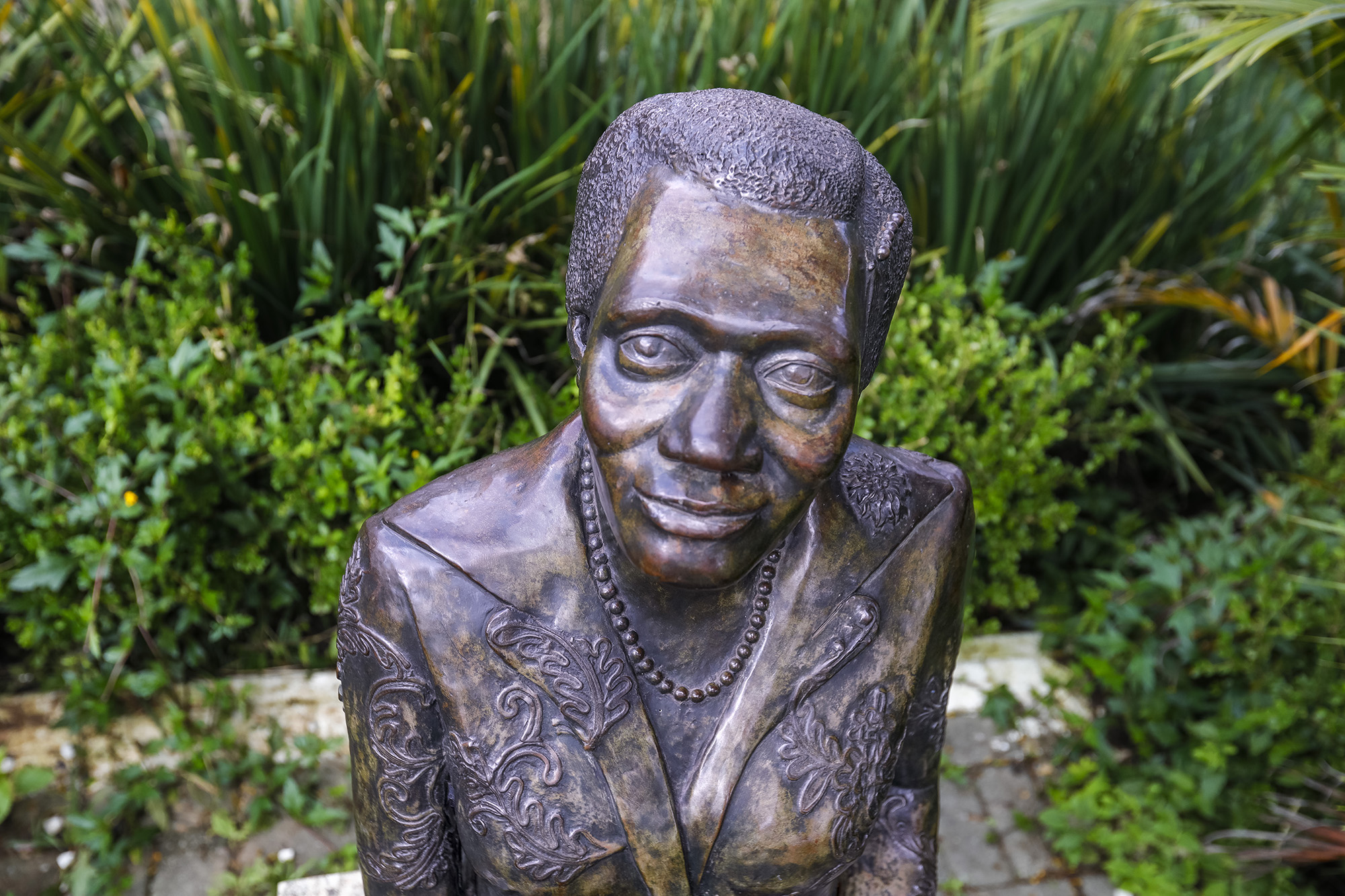 Escultura em bronze da escritora Carolina Maria de Jesus, A obra, de autoria de Néia Ferreira Martins, está instalada na Praça Júlio César de Campos, Parelheiros. Foto: Jose Cordeiro/SPTuris